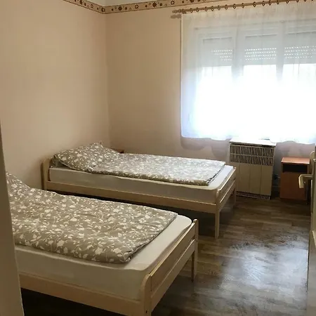 ゲストハウス Norbi Apartman *